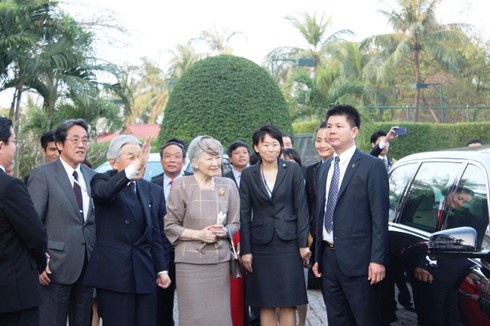 Người dân chào đón Nhật hoàng và Hoàng hậu Nhật Bản thăm Cố đô Huế - ảnh 1
