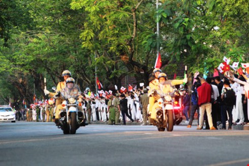 Người dân chào đón Nhật hoàng và Hoàng hậu Nhật Bản thăm Cố đô Huế - ảnh 4