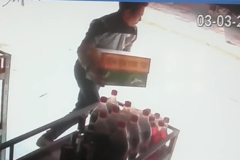 Video: Vào quán bê trộm 2 thùng bia trong vòng chưa đầy 20 giây - ảnh 1