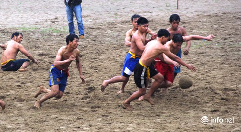 Hàng ngàn người đội mưa nô nức trẩy hội Đền Bạch Mã - ảnh 12