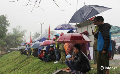 Hàng ngàn người đội mưa nô nức trẩy hội Đền Bạch Mã - ảnh 13