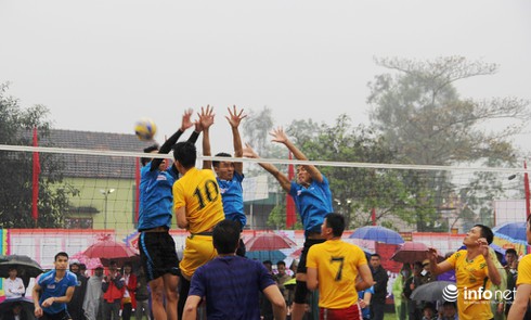 Hàng ngàn người đội mưa nô nức trẩy hội Đền Bạch Mã - ảnh 14