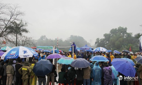 Hàng ngàn người đội mưa nô nức trẩy hội Đền Bạch Mã - ảnh 16