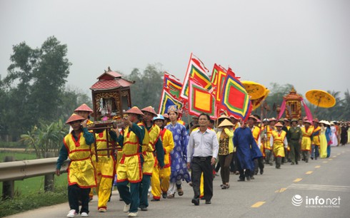 Hàng ngàn người đội mưa nô nức trẩy hội Đền Bạch Mã - ảnh 3