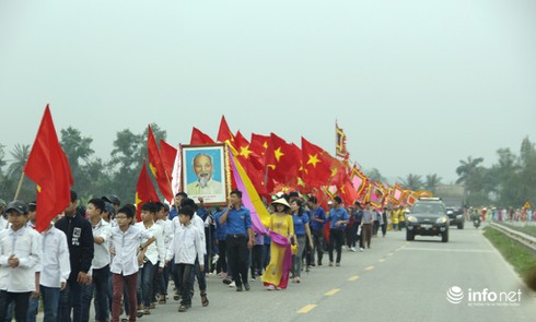 Hàng ngàn người đội mưa nô nức trẩy hội Đền Bạch Mã - ảnh 4