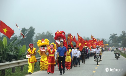 Hàng ngàn người đội mưa nô nức trẩy hội Đền Bạch Mã - ảnh 5