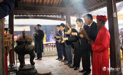 Hàng ngàn người đội mưa nô nức trẩy hội Đền Bạch Mã - ảnh 8