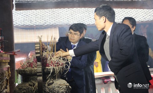 Hàng ngàn người đội mưa nô nức trẩy hội Đền Bạch Mã - ảnh 9