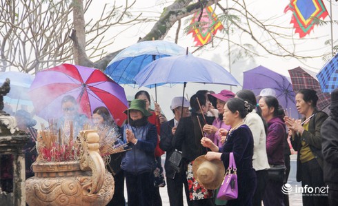 Hàng ngàn người đội mưa nô nức trẩy hội Đền Bạch Mã - ảnh 10