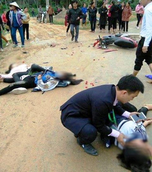 Va chạm xe ô tô biển xanh, 3 nữ sinh nguy kịch - ảnh 1