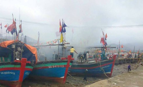 Nghệ An: Tàu cá bất ngờ bốc cháy ngùn ngụt tại bến - ảnh 1