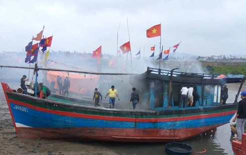 Nghệ An: Tàu cá bất ngờ bốc cháy ngùn ngụt tại bến - ảnh 2