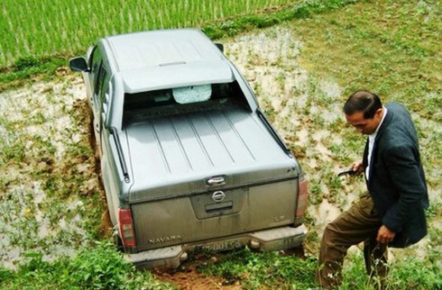 Va chạm xe ô tô biển xanh, 3 nữ sinh nguy kịch - ảnh 2