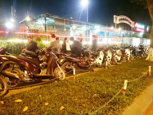 Cố đô Huế: Vỉa hè bị lấn chiếm, khách Tây tràn ra lòng đường đi bộ - ảnh 14