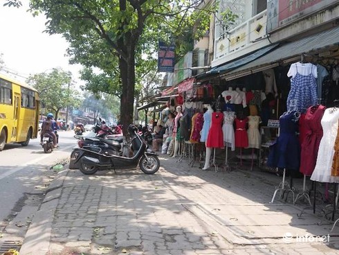 Cố đô Huế: Vỉa hè bị lấn chiếm, khách Tây tràn ra lòng đường đi bộ - ảnh 1