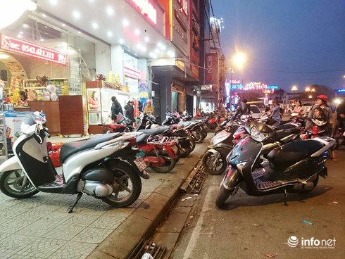 Cố đô Huế: Vỉa hè bị lấn chiếm, khách Tây tràn ra lòng đường đi bộ - ảnh 13