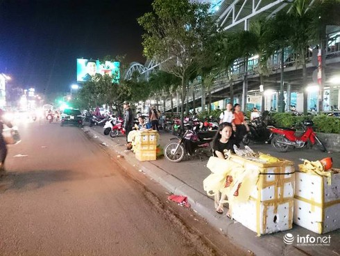 Cố đô Huế: Vỉa hè bị lấn chiếm, khách Tây tràn ra lòng đường đi bộ - ảnh 3