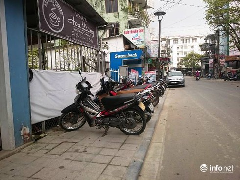 Cố đô Huế: Vỉa hè bị lấn chiếm, khách Tây tràn ra lòng đường đi bộ - ảnh 5