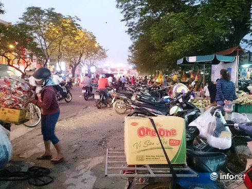 Cố đô Huế: Vỉa hè bị lấn chiếm, khách Tây tràn ra lòng đường đi bộ - ảnh 6