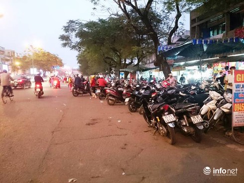 Cố đô Huế: Vỉa hè bị lấn chiếm, khách Tây tràn ra lòng đường đi bộ - ảnh 7