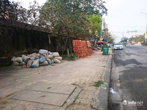 Cố đô Huế: Vỉa hè bị lấn chiếm, khách Tây tràn ra lòng đường đi bộ - ảnh 9