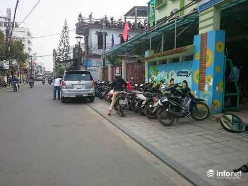Cố đô Huế: Vỉa hè bị lấn chiếm, khách Tây tràn ra lòng đường đi bộ - ảnh 10