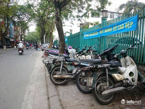 Cố đô Huế: Vỉa hè bị lấn chiếm, khách Tây tràn ra lòng đường đi bộ - ảnh 11