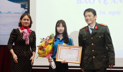 2 nữ sinh viên dũng cảm dùng xe máy đuổi bắt cướp - ảnh 1