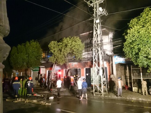 Huế: Cháy dữ dội tại cơ sở khung ảnh, 3 người may mắn thoát chết trong đêm - ảnh 1