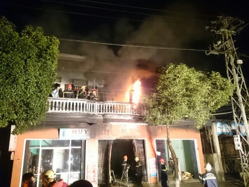 Huế: Cháy dữ dội tại cơ sở khung ảnh, 3 người may mắn thoát chết trong đêm - ảnh 2