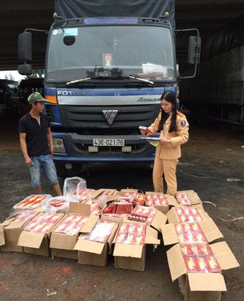 Sau Tết vẫn dùng xe tải chở hơn 2.000 quả pháo nổ đi bán - ảnh 1