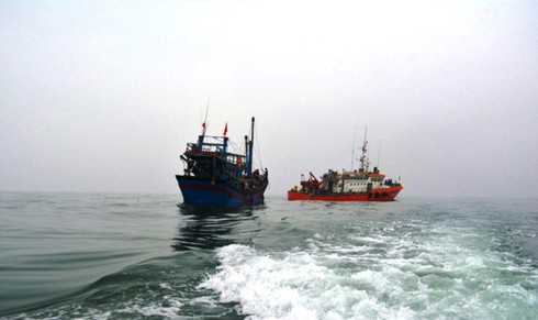 Hải đội 2 cứu thành công 7 ngư dân gặp nạn nhiều ngày trên biển - ảnh 1