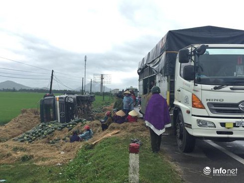 Hà Tĩnh: Xe tải chở 20 tấn dưa lật úp xuống ruộng, dân ra bốc giúp - ảnh 2