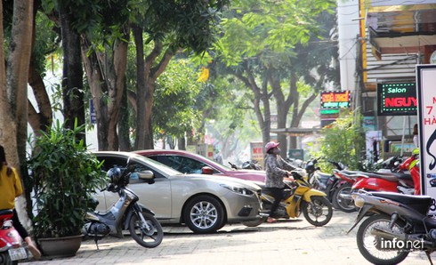 TP. Vinh: Ô tô, xe máy “vô tư” vây kín vỉa hè - ảnh 13