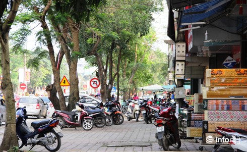 TP. Vinh: Ô tô, xe máy “vô tư” vây kín vỉa hè - ảnh 3