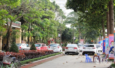 TP. Vinh: Ô tô, xe máy “vô tư” vây kín vỉa hè - ảnh 4