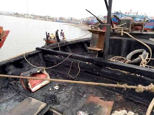 Thanh Hóa: Rò bình ga, thuyền bốc cháy ngùn ngụt trên biển - ảnh 1