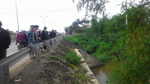 Huế: Phát hiện thi thể người đàn ông mặc áo mưa nổi trên kênh - ảnh 1