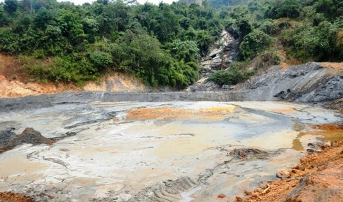 Nghệ An: 4 DN bị tước giấy phép sau sự cố vỡ đập bùn thải Suối Bắc - ảnh 1