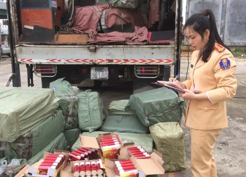 Thanh Hóa: Bắt giữ xe tải vận chuyển trái phép hơn 7.000 quả pháo - ảnh 1