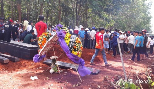 Xé lòng đám tang 4 nữ sinh đuối nước nơi quê nghèo - ảnh 1