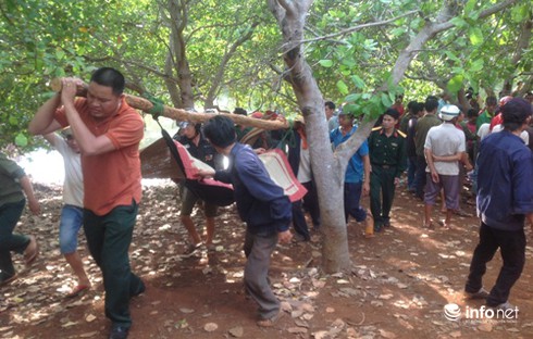 Xé lòng đám tang 4 nữ sinh đuối nước nơi quê nghèo - ảnh 3