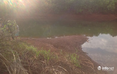 Xé lòng đám tang 4 nữ sinh đuối nước nơi quê nghèo - ảnh 4