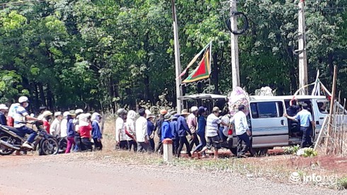 Xé lòng đám tang 4 nữ sinh đuối nước nơi quê nghèo - ảnh 2