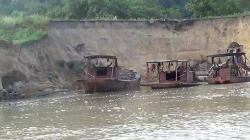 Video: Hàng loạt tàu hút cát trái quy định trên sông Krông Ana - ảnh 1