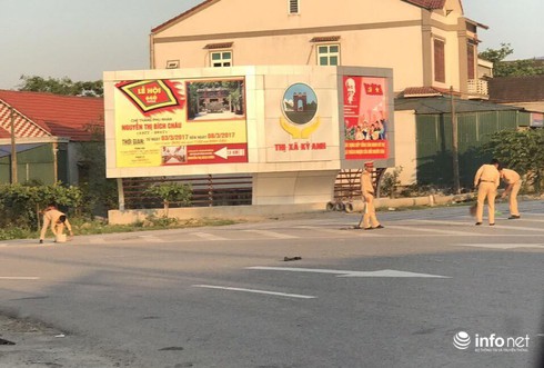 Hà Tĩnh: CSGT đội nắng nóng dọn đất, cát vương vãi trên đường - ảnh 1