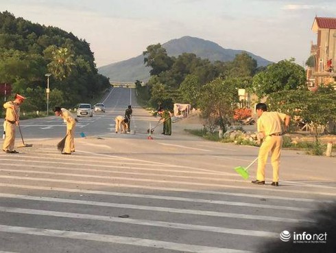 Hà Tĩnh: CSGT đội nắng nóng dọn đất, cát vương vãi trên đường - ảnh 2
