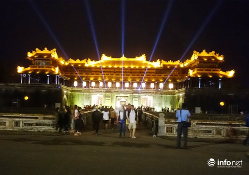 Đại nội Huế: Đón hàng nghìn lượt du khách trong đêm mở cửa đầu tiên - ảnh 1