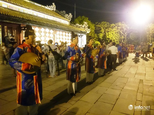 Đại nội Huế: Đón hàng nghìn lượt du khách trong đêm mở cửa đầu tiên - ảnh 7
