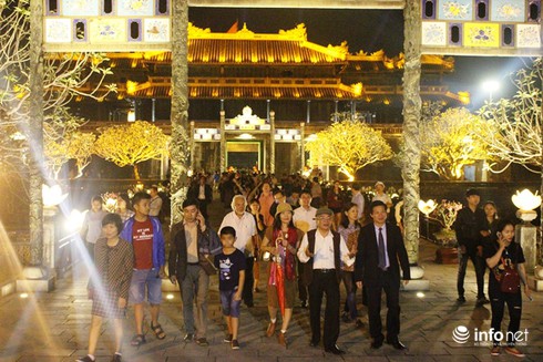 Đại nội Huế: Đón hàng nghìn lượt du khách trong đêm mở cửa đầu tiên - ảnh 10